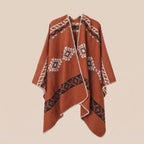 Poncho cape homme ethnique terracotta, étalé à plat sur un fond clair.