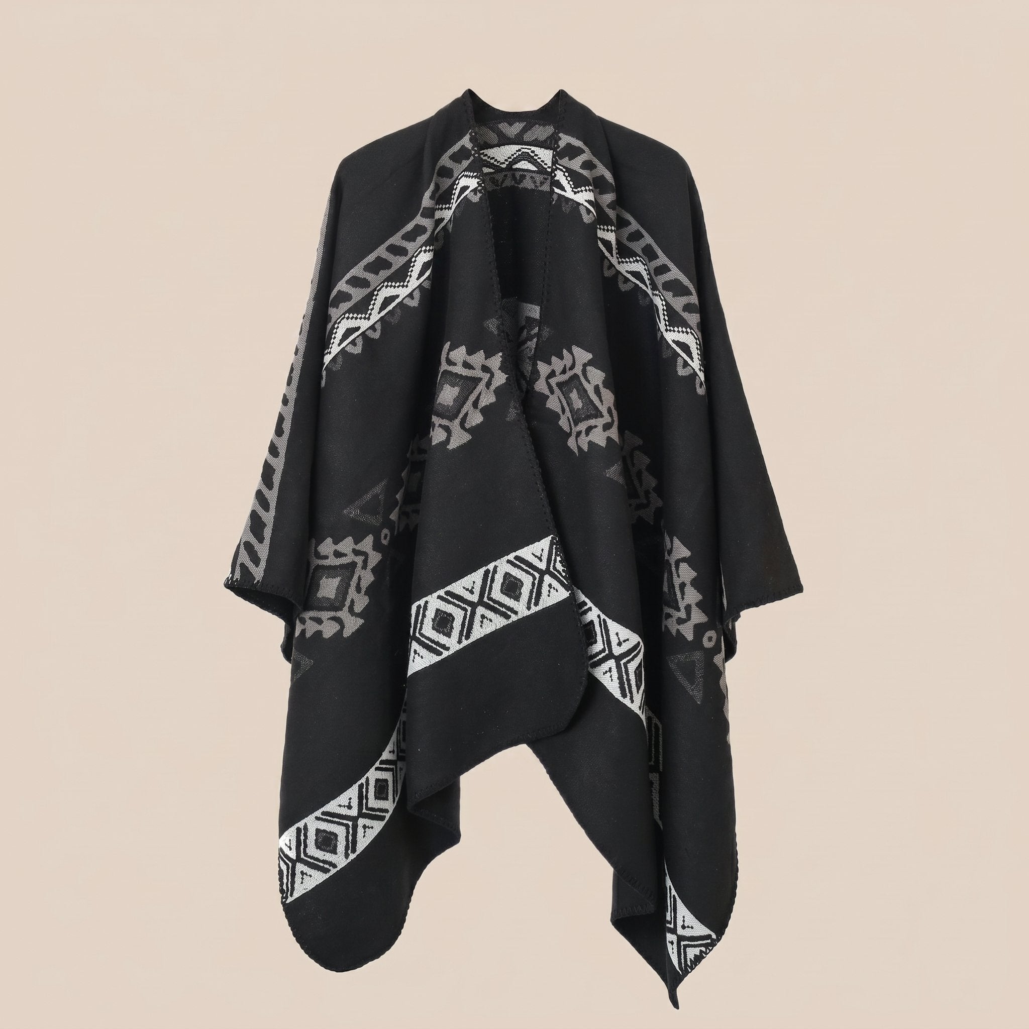 Poncho cape homme ethnique noir, présenté à plat sur un fond clair.
