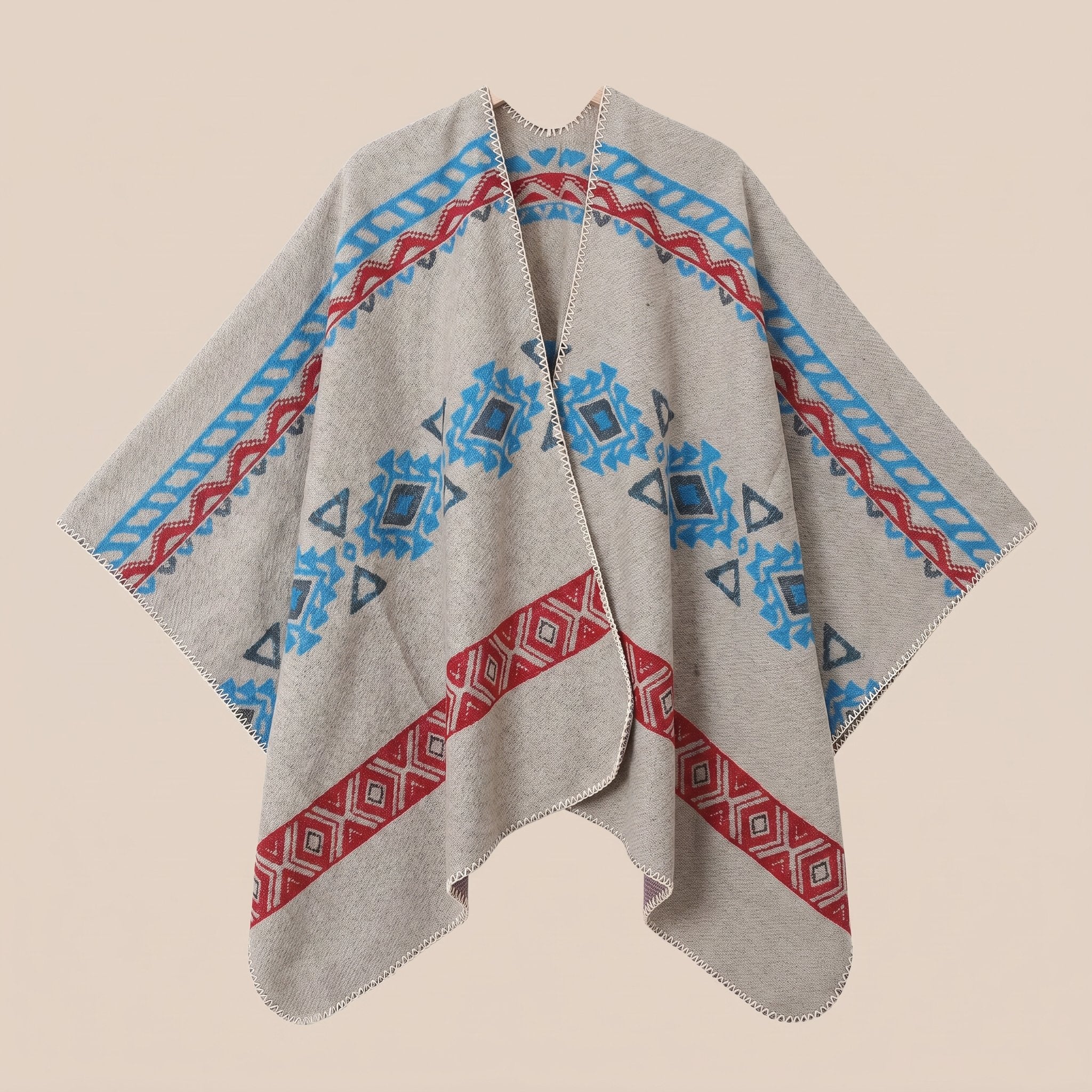 Poncho cape homme ethnique gris clair, déployé à plat sur un fond uni.