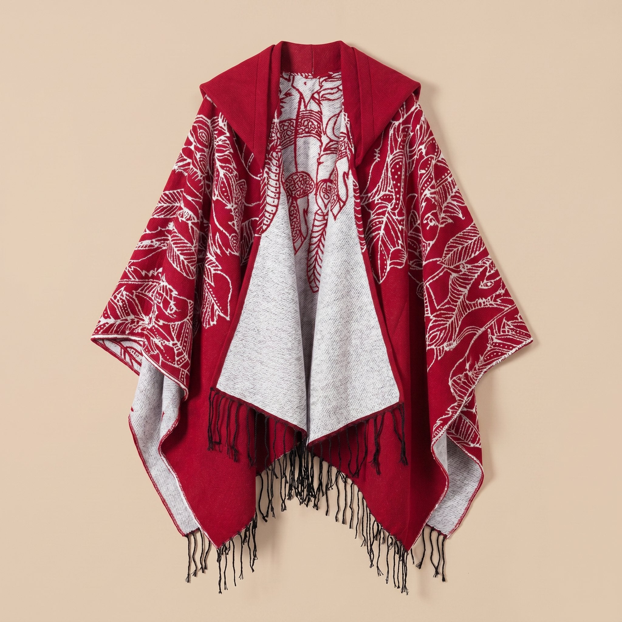 Poncho cape homme à franges rouge et gris clair, avec capuche, présenté à plat