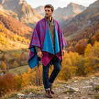 Poncho cape homme à franges magenta et bleu, porté par un homme de face en extérieur