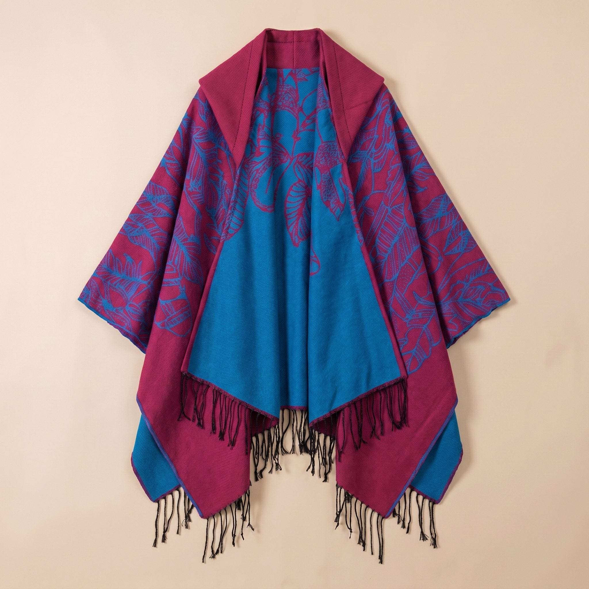 Poncho cape homme à franges magenta et bleu, avec capuche, présenté à plat