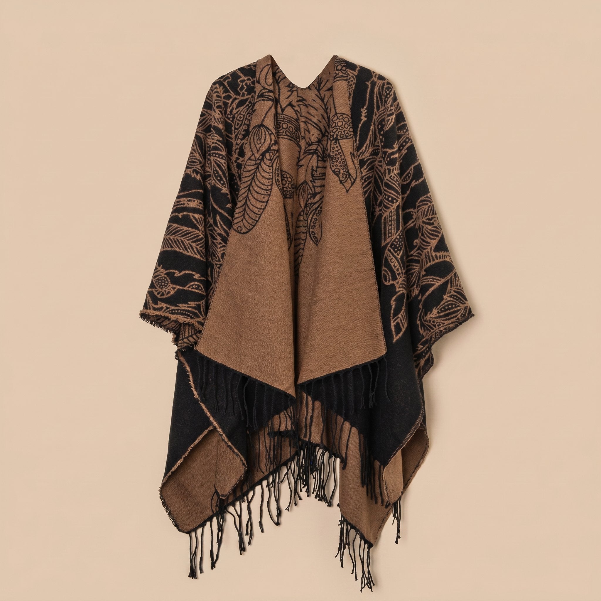 Poncho cape homme à franges marron et noir, motifs de plumes, présenté à plat