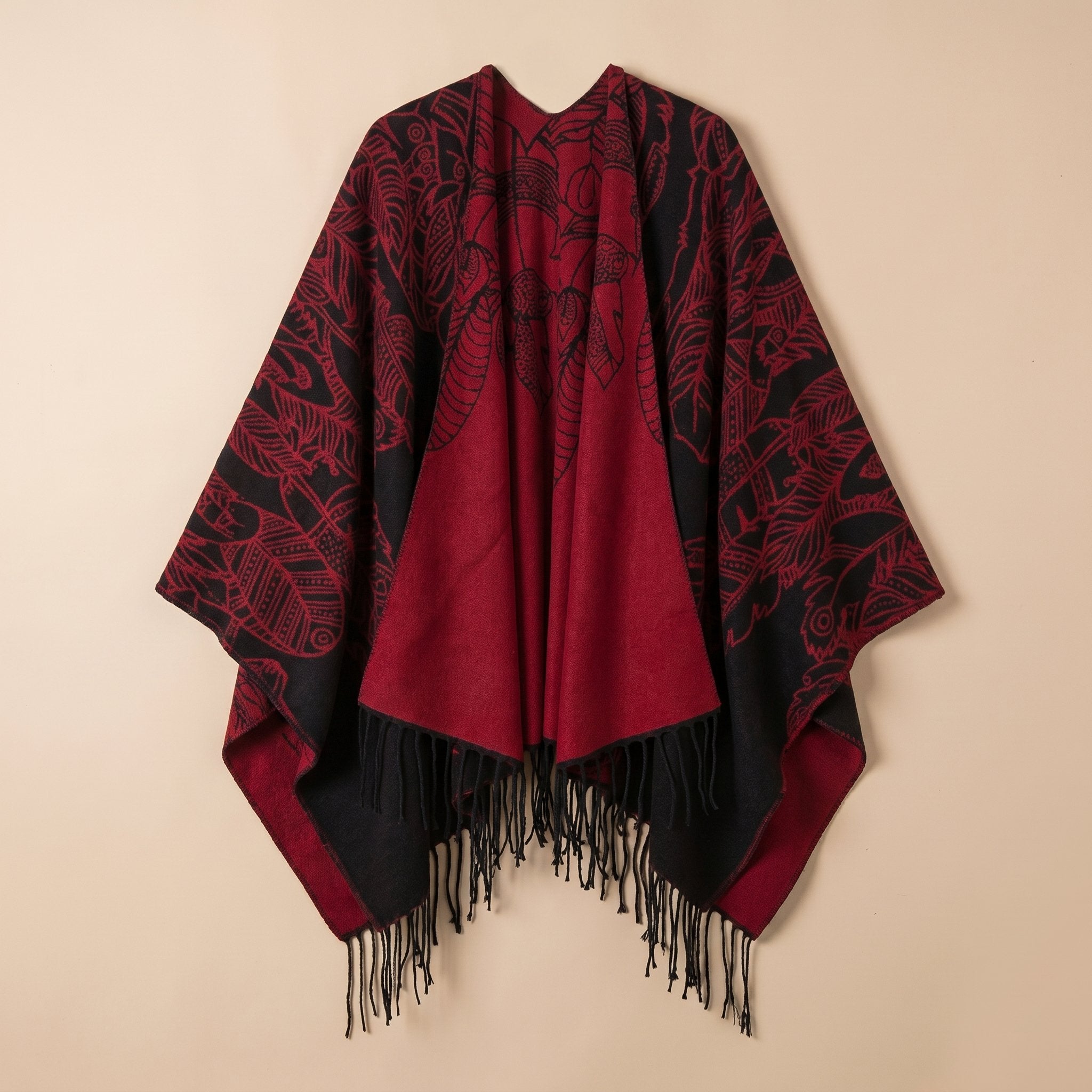 Poncho cape homme à franges bordeaux et noir, motifs de plumes, présenté à plat