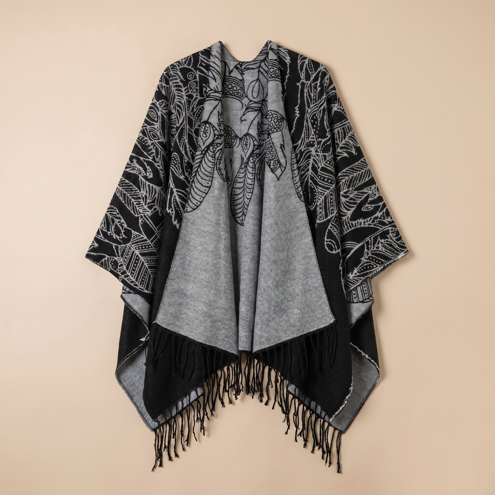 Poncho cape homme à franges noir et gris, motifs de plumes, présenté à plat