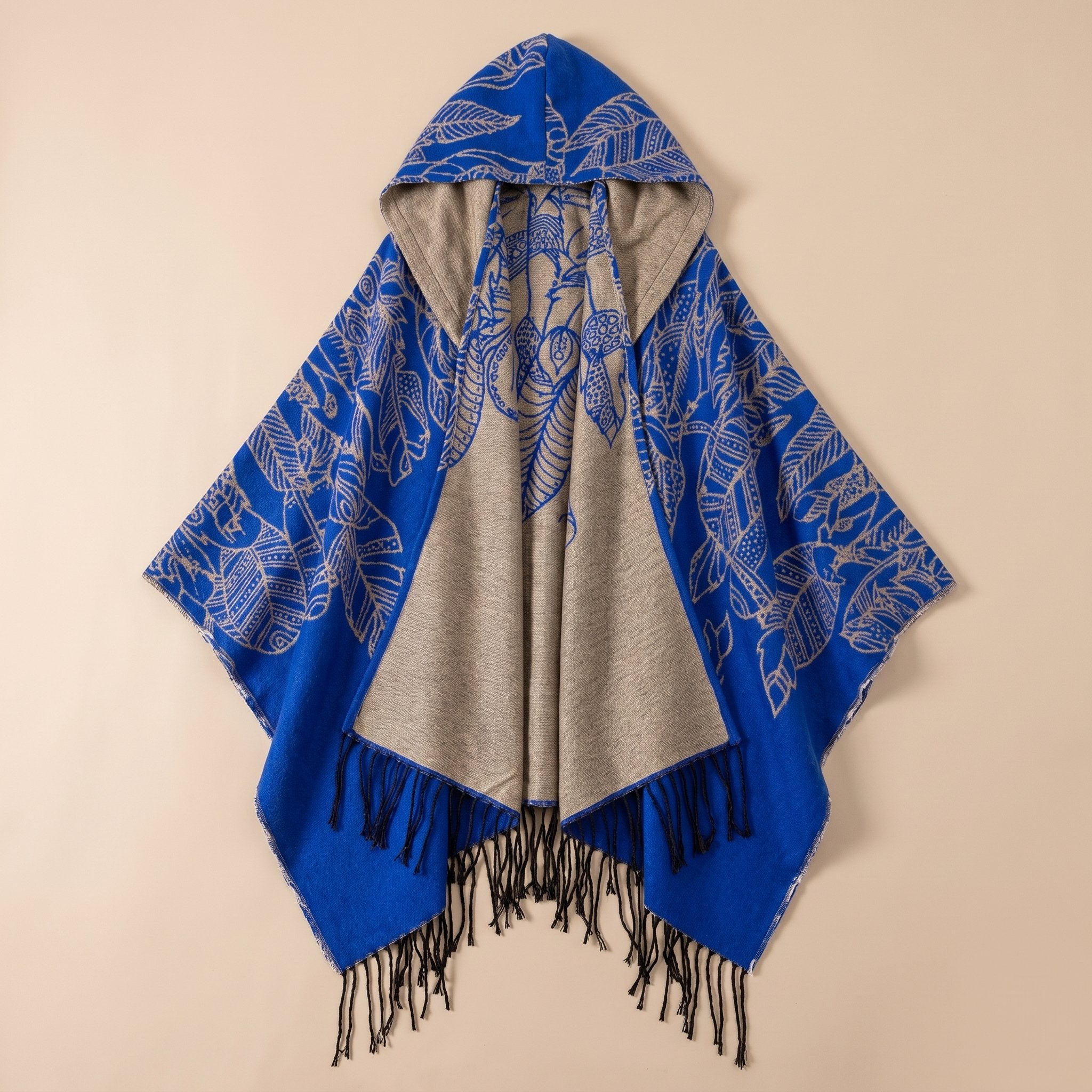 Poncho cape homme à franges bleu et gris, avec capuche relevée, présenté à plat