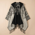 Poncho cape homme à franges gris clair et noir, avec capuche, présenté à plat
