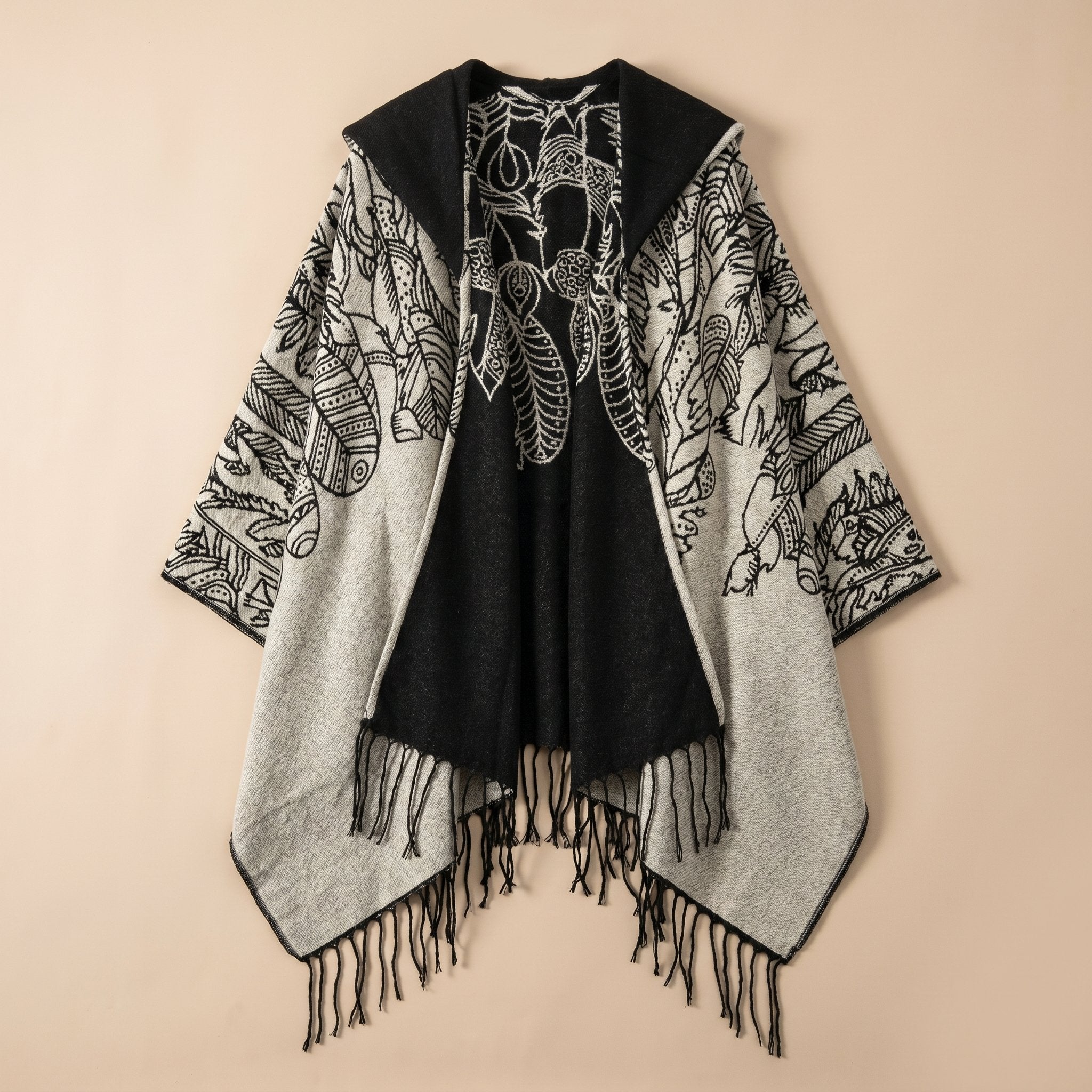 Poncho cape homme à franges gris clair et noir, avec capuche, présenté à plat