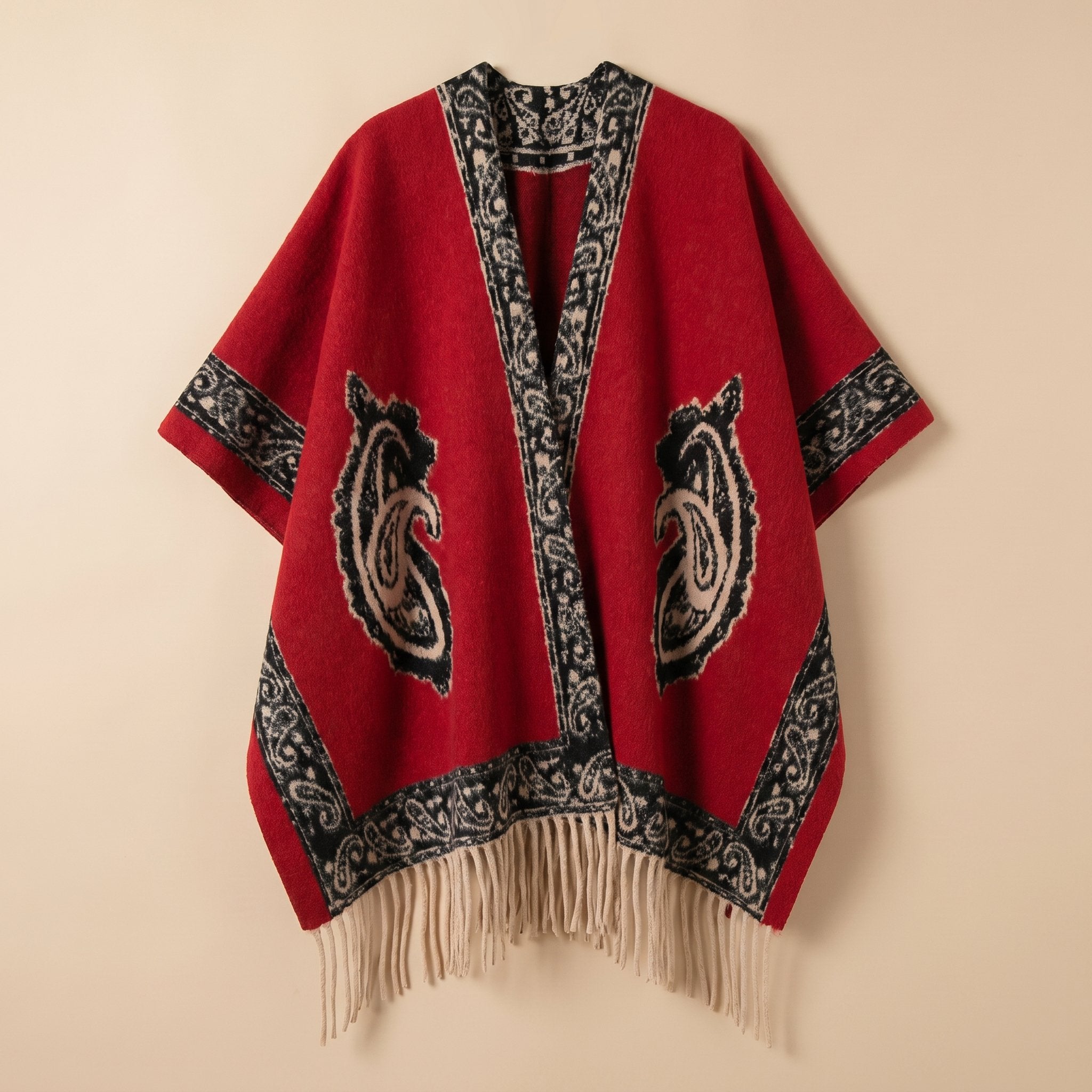 Poncho cape homme à médaillon rouge avec motifs noirs et beiges, présenté à plat, col ouvert