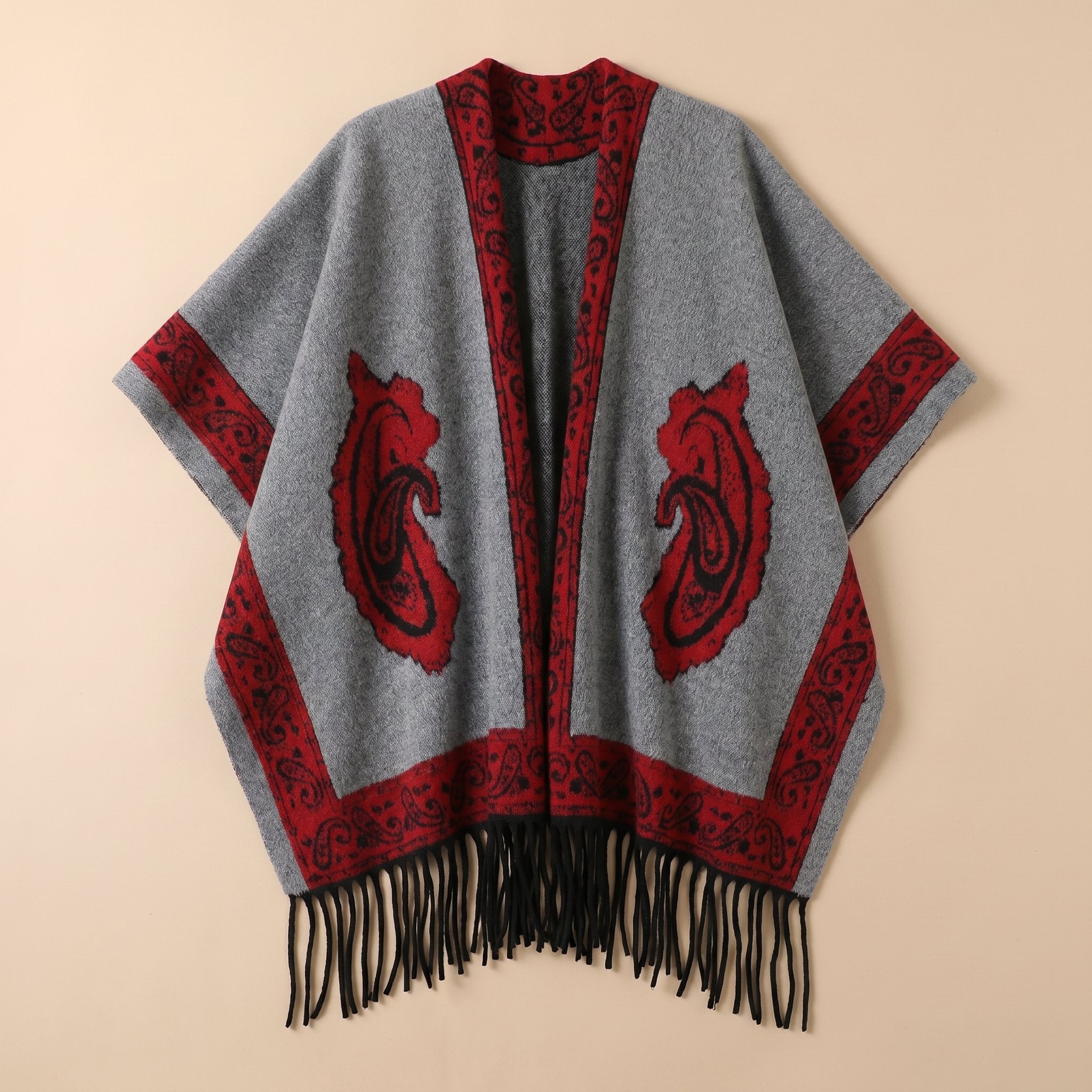 Poncho cape homme à médaillon gris avec motifs rouges et noirs, présenté à plat, col ouvert