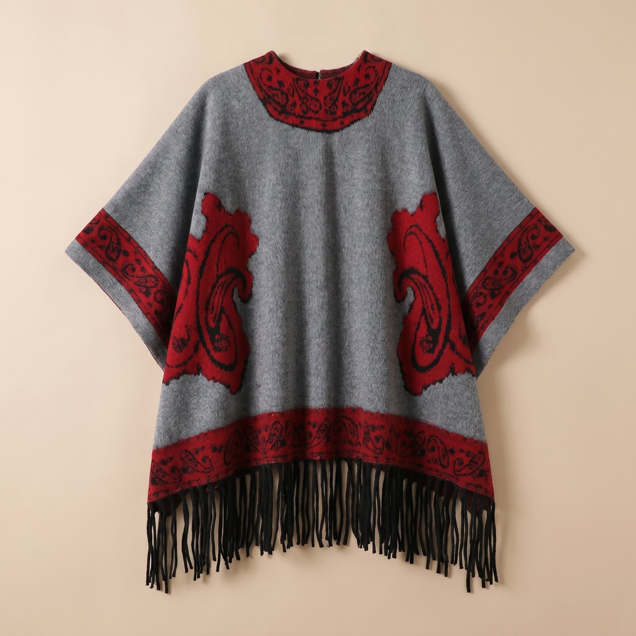 Poncho cape homme à médaillon gris avec motifs rouges et noirs, présenté à plat, col fermé