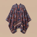 Poncho cape homme paisley bleu présenté à plat sur un fond neutre, montrant la coupe ample et le motif détaillé du tissu