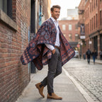 Poncho cape homme paisley bleu porté par un homme de profil, le vêtement ouvert, mettant en évidence le motif et le tombé