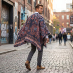 Poncho cape homme paisley bleu porté par un homme marchant dans la rue, vu de dos et de profil, révélant le motif intégral