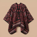 Poncho cape homme paisley bordeaux, posé à plat sur un fond uni, montrant l'ensemble du motif bordeaux et noir