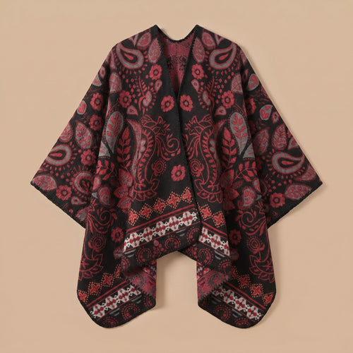 Poncho cape homme paisley bordeaux, posé à plat sur un fond uni, montrant l'ensemble du motif bordeaux et noir