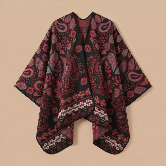 Poncho cape homme paisley bordeaux, posé à plat sur un fond uni, montrant l'ensemble du motif bordeaux et noir