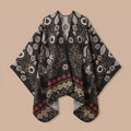 Poncho cape homme motif Paisley crème, présenté à plat sur un fond uni.