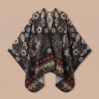 Poncho cape homme motif Paisley crème, présenté à plat sur un fond uni.