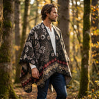 Poncho cape homme motif Paisley crème, porté de profil par un homme dans un environnement boisé.