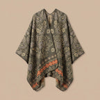 Poncho cape homme paisley kaki, présenté à plat et déplié, montrant l'intégralité de son motif et ses bordures orange