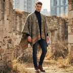 Poncho cape homme paisley kaki porté par un homme debout en extérieur, montrant l'ensemble du vêtement et son drapé naturel