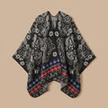 Poncho cape homme paisley noir présenté à plat sur un fond uni