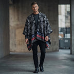 Poncho cape homme paisley noir porté de face par un homme marchant