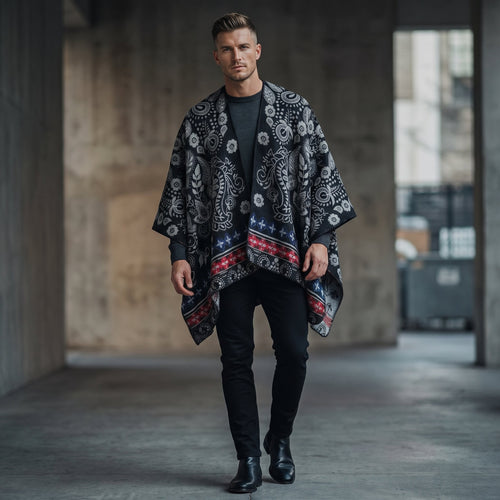 Poncho cape homme paisley noir porté de face par un homme marchant