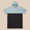 Poncho serviette à capuche bicolore ciel et gris, présenté à plat sur un fond uni clair.