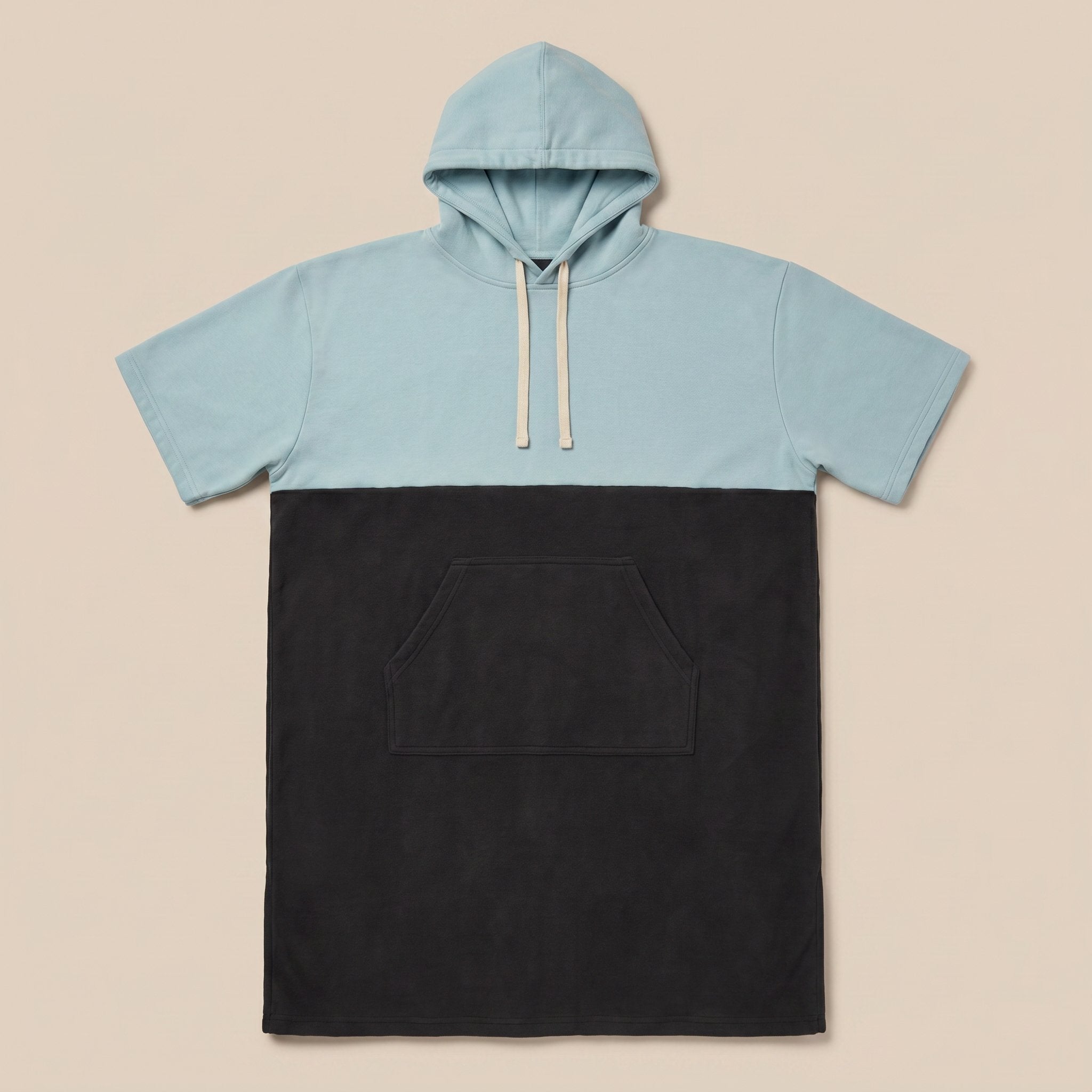 Poncho serviette à capuche bicolore ciel et gris, présenté à plat sur un fond uni clair.