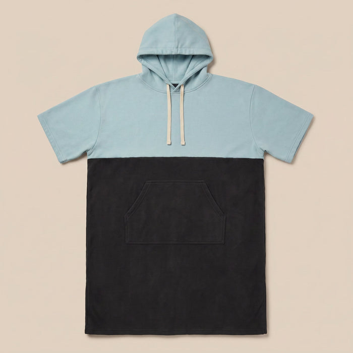Poncho serviette à capuche bicolore ciel et gris, présenté à plat sur un fond uni clair.