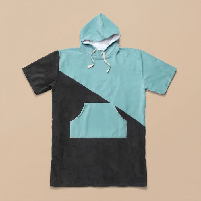 Poncho serviette à capuche bicolore turquoise et gris posé à plat, vue de face sur fond uni.