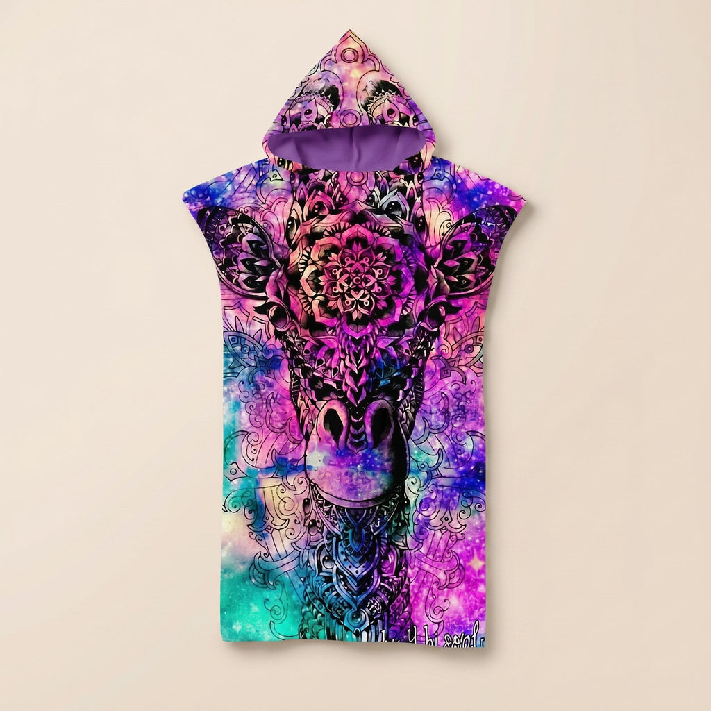 Poncho serviette a capuche motif girafe mandala, présenté de face sur un fond uni clair.