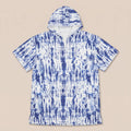 Poncho serviette a capuche motif tie-dye bleu, présenté à plat sur un fond uni clair.