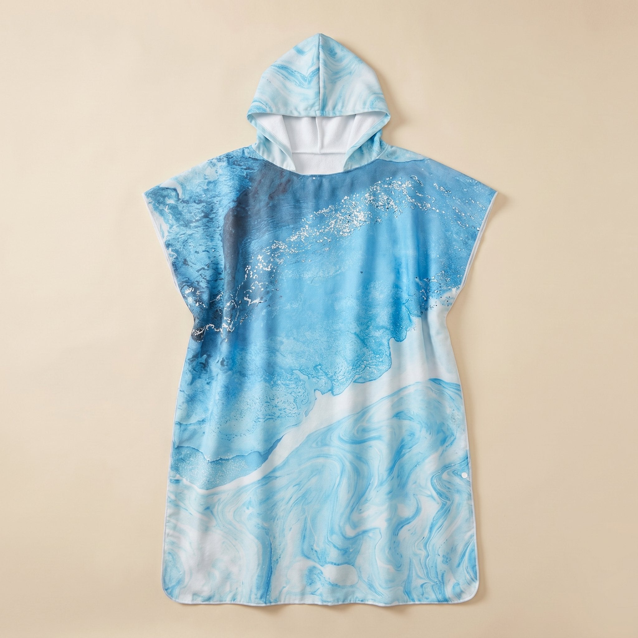 Poncho serviette a capuche motif Vague bleue, etale a plat sur un fond clair.