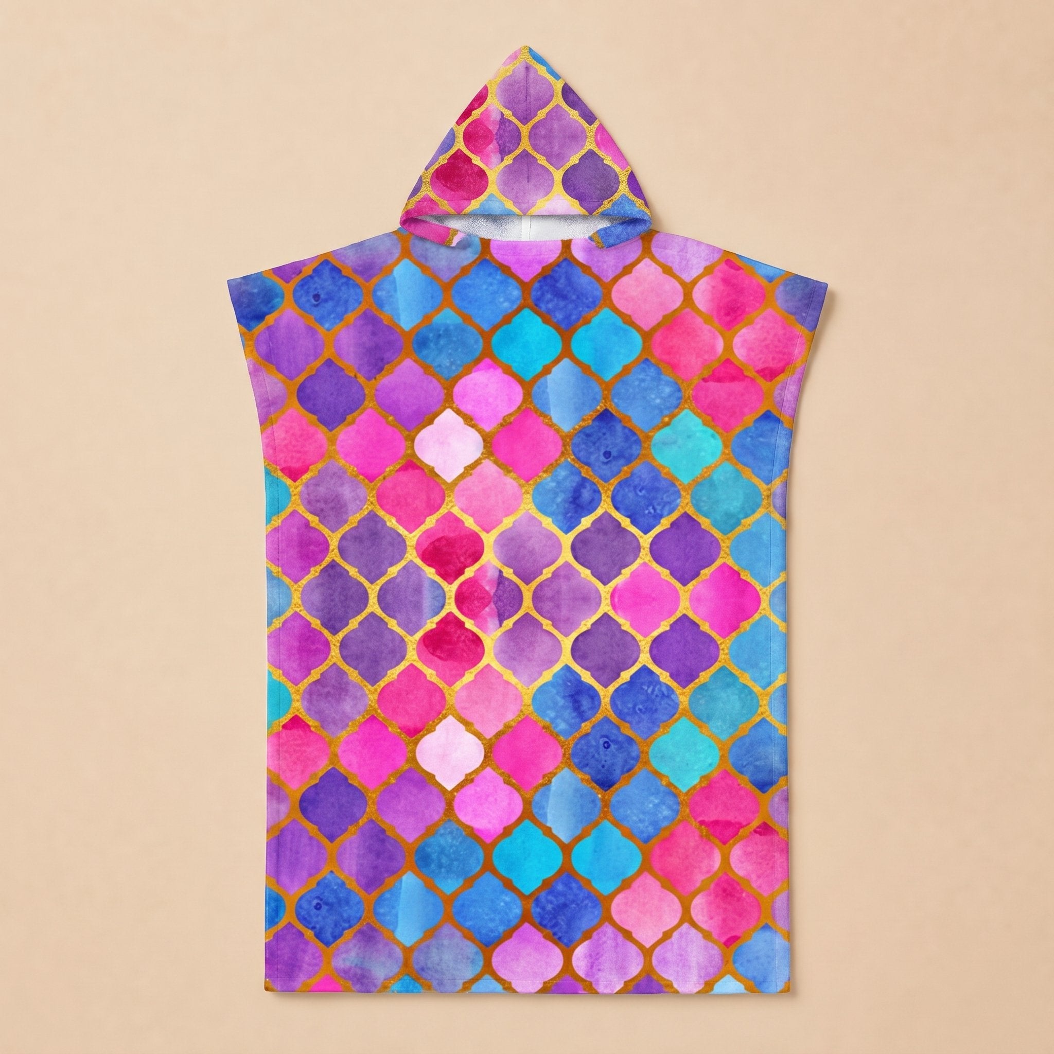 Poncho serviette à capuche motif carreaux marocains, présenté à plat, vue de face.