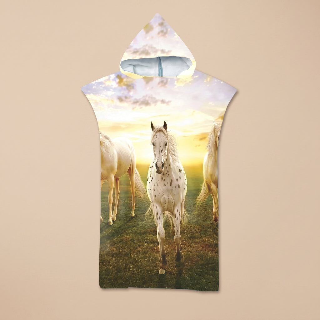 Poncho serviette à capuche motif chevaux au couchant, présenté à plat sur un fond uni.