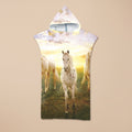 Poncho serviette à capuche motif chevaux au couchant, présenté à plat sur un fond uni.