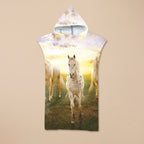 Poncho serviette à capuche motif chevaux au couchant, présenté à plat sur un fond uni.