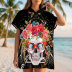 Poncho serviette à capuche motif crâne à lunettes, en gros plan sur le buste d'une femme en extérieur.