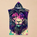 Poncho serviette à capuche motif lion psychédélique, présenté à plat sur un fond uni.