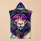 Poncho serviette à capuche motif lion psychédélique, présenté à plat sur un fond uni.