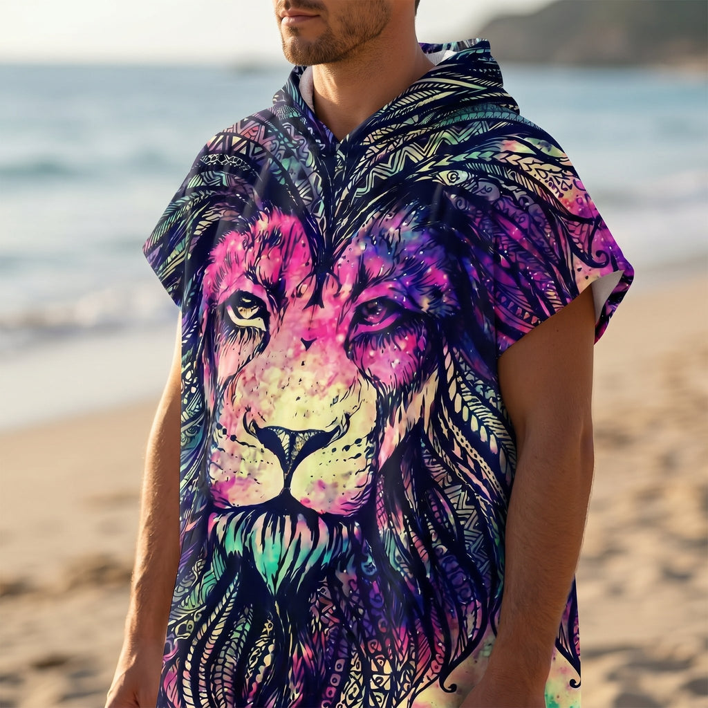 Poncho serviette à capuche motif lion psychédélique, porté par un homme sur une plage.