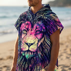 Poncho serviette à capuche motif lion psychédélique, porté par un homme sur une plage.