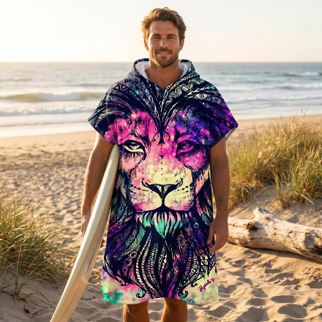 Poncho serviette à capuche motif lion psychédélique, porté par un homme tenant une planche de surf.
