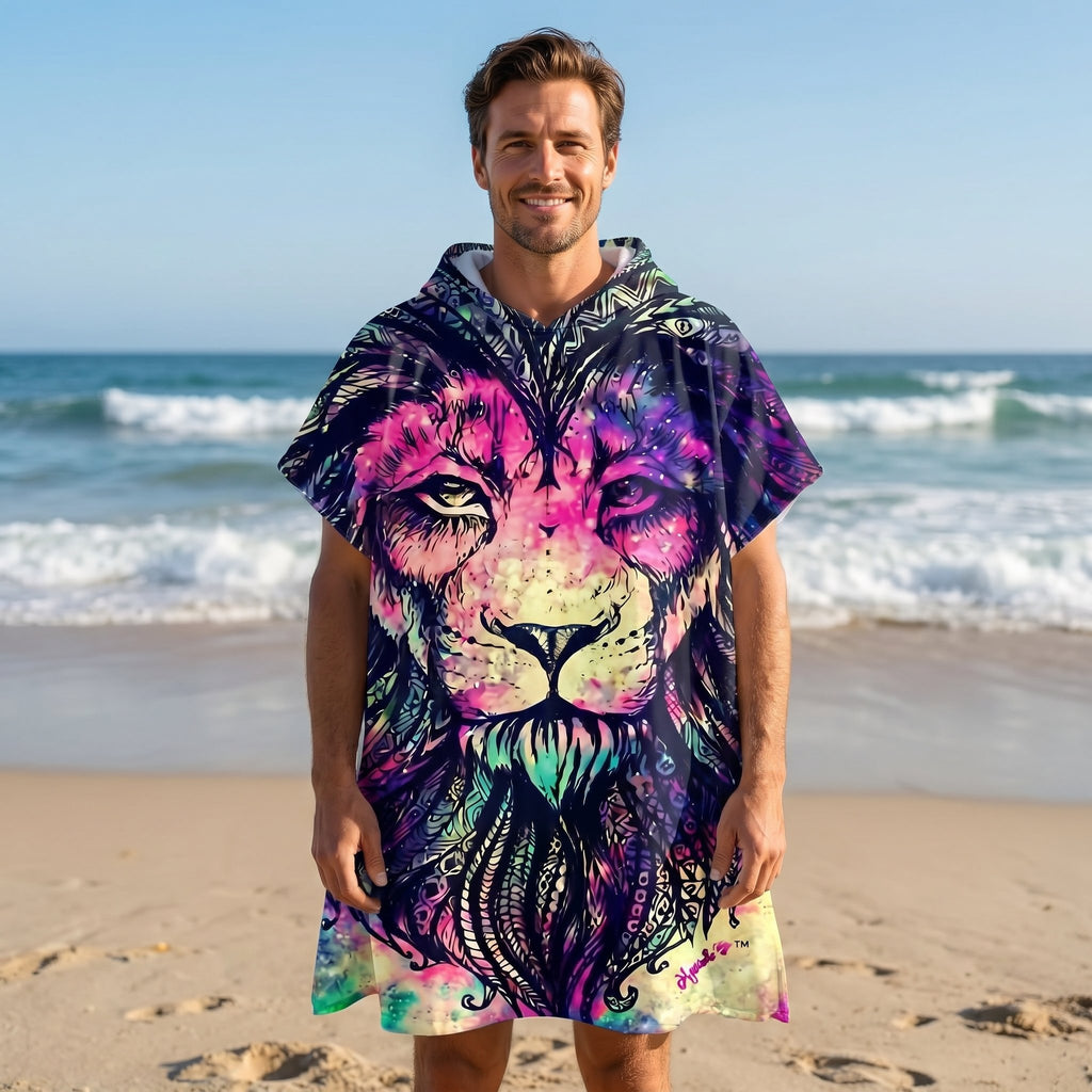 Poncho serviette à capuche motif lion psychédélique, porté par un homme debout face à la mer.