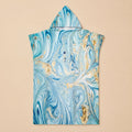 Poncho serviette à capuche motif marbre écume dorée, posé à plat, vue de dessus.