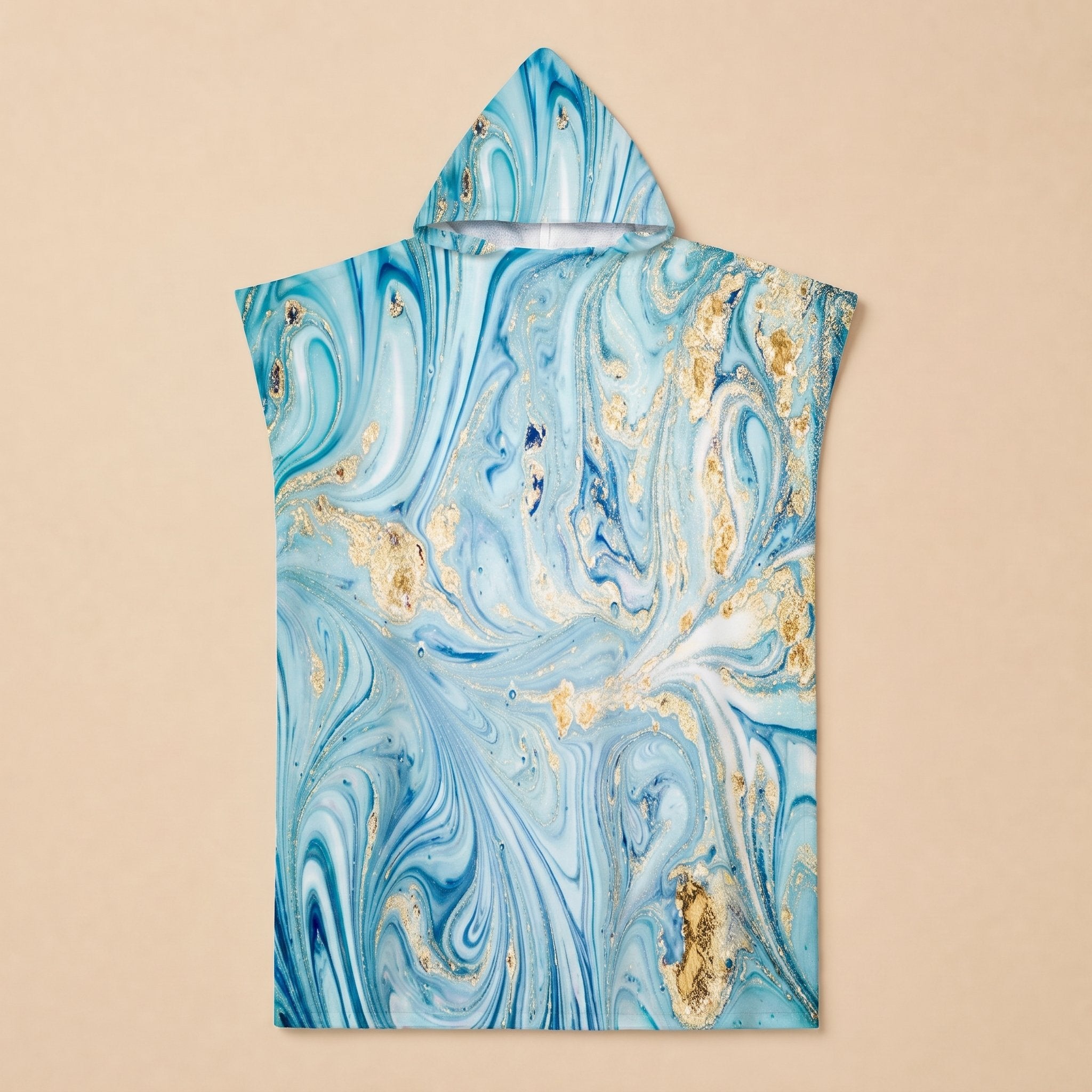 Poncho serviette à capuche motif marbre écume dorée, posé à plat, vue de dessus.