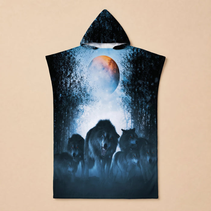 Poncho serviette a capuche motif meute de loups, présenté à plat sur un fond uni.